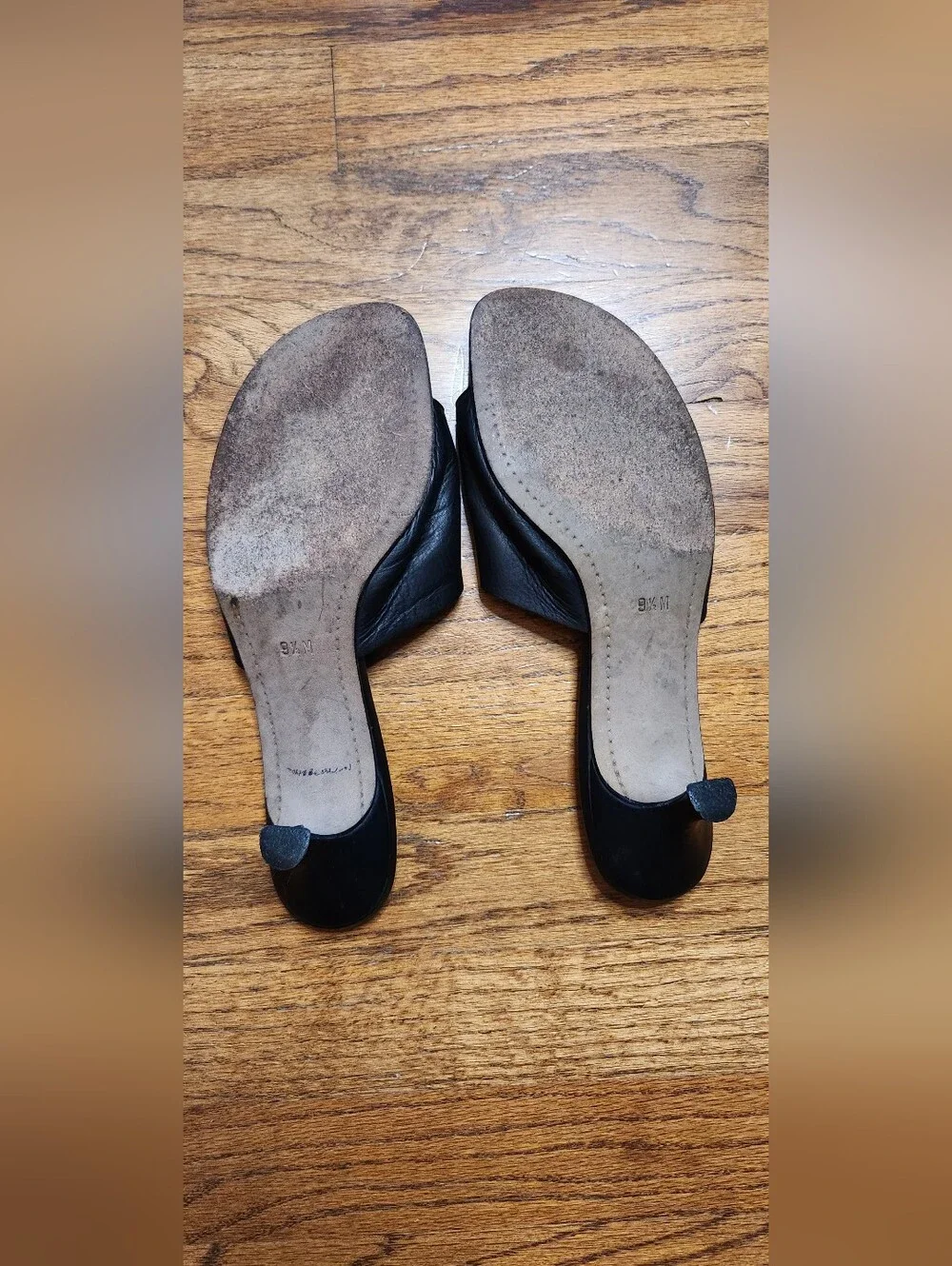 Donald J Pliner Valore kitten heel mules. - Picture 3 of 5